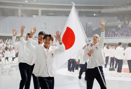 日本選手団の壮行会で手を振るフェンシングの江村美咲（右）とブレイキンの半井重幸（左手前、ダンサー名ＳＨＩＧＥＫＩＸ）＝５日、東京体育館