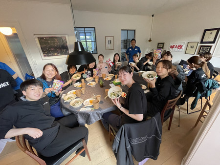 味の素が開いたバドミントン日本代表の「勝ち飯会」（味の素提供）