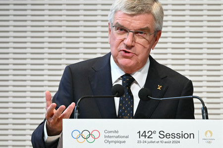 国際オリンピック委員会（ＩＯＣ）総会開会式でスピーチするバッハ会長＝２２日、パリ（ＡＦＰ時事）