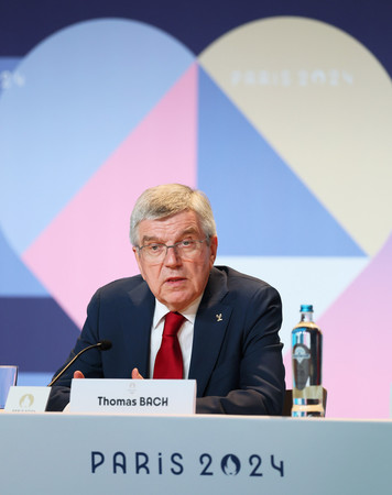 記者会見する国際オリンピック委員会（ＩＯＣ）のバッハ会長＝２３日、パリ