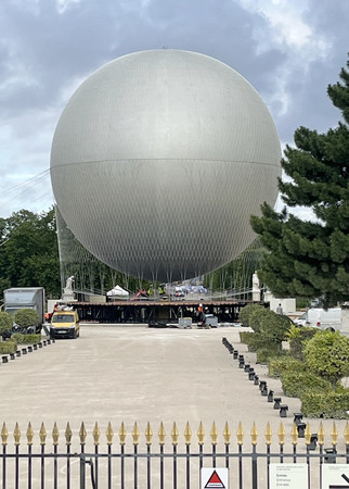 パリ市内中心部にあるチュイルリー公園に出現した銀色の球体＝１６日