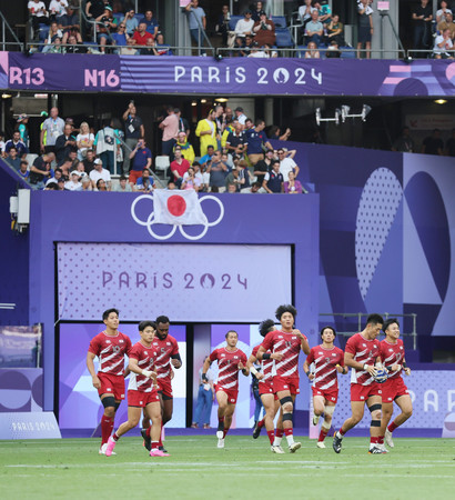 １次リーグＡ組初戦でニュージーランドとの試合に臨むラグビー７人制男子の日本＝２４日、サンドニ