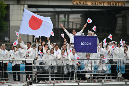 開会式で船に乗りセーヌ川を進む日本選手団＝２６日、パリ（ＡＦＰ時事）