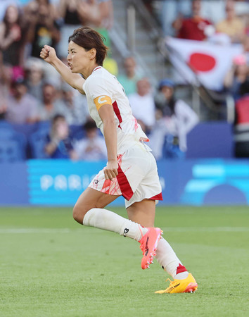 女子１次リーグ・ブラジル戦の後半、同点となるＰＫを決め、走り出す熊谷＝２８日、パリ