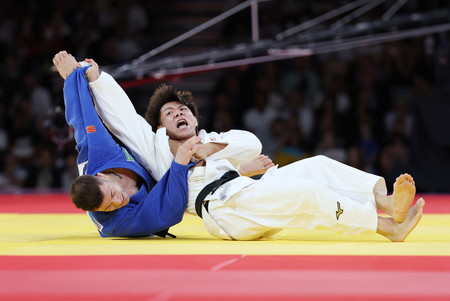 男子６６キロ級決勝でブラジルのウィリアン・リマ（左）を攻める阿部一二三＝２８日、パリ