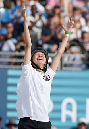 女子ストリートで優勝が決まり、喜ぶ吉沢恋＝２８日、パリ