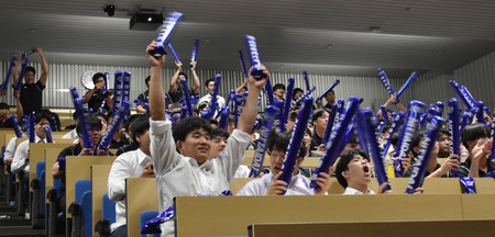 阿部一二三選手の母校の日本体育大学で、優勝に歓喜する柔道部員ら＝２９日未明、東京都世田谷区