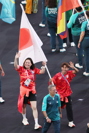 パリ五輪閉会式で日本選手団の旗手を務める陸上女子やり投げの北口榛花とブレイキン男子の半井重幸（ダンサー名ＳＨＩＧＥＫＩＸ）＝１１日、サンドニ