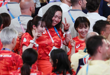 閉会式に参加する（左から）早田ひな、北口榛花、平野美宇＝１１日、サンドニ