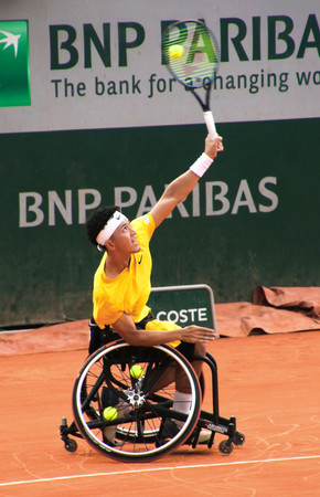 全仏テニス車いす部門男子シングルス準々決勝でプレーする小田凱人＝６月５日、パリ