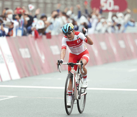 東京パラリンピック・自転車ロードの女子個人ロードレースでゴールしガッツポーズする杉浦佳子＝２０２１年９月、静岡・富士スピードウェイ