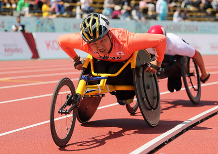 パラ陸上の世界選手権、男子１５００メートル（車いすＴ５２）で力走する佐藤友祈＝５月２５日、兵庫・神戸ユニバー記念競技場