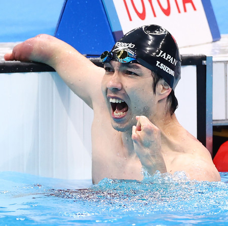 東京パラリンピック競泳男子１００メートル自由形（運動機能障害Ｓ４）で優勝した鈴木孝幸＝２０２１年８月、東京アクアティクスセンター