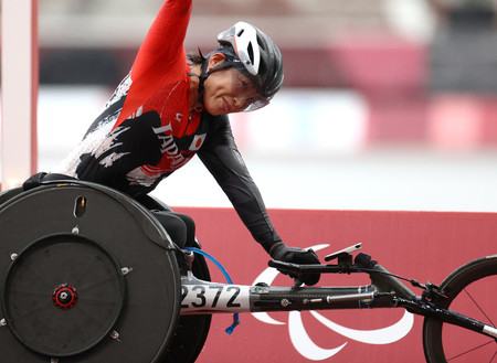 東京パラリンピックの陸上女子マラソンでゴールした土田和歌子＝２０２１年９月、東京・国立競技場