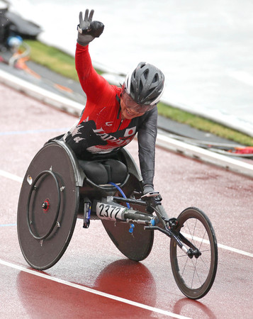 東京パラリンピック女子マラソンでゴールした土田和歌子＝２０２１年９月、東京・国立競技場