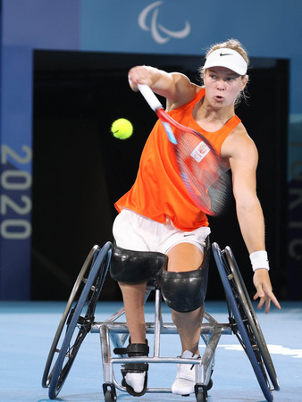 東京パラリンピックの車いすテニス女子シングルス準決勝でプレーするディーデ・デフロート＝２０２１年９月２日、東京・有明テニスの森公園