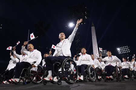 開会式で入場行進する日本選手団＝２８日、パリ（ＡＦＰ時事）