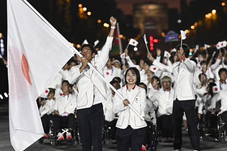 開会式で入場行進する日本選手団＝２８日、パリ（ＡＦＰ時事）