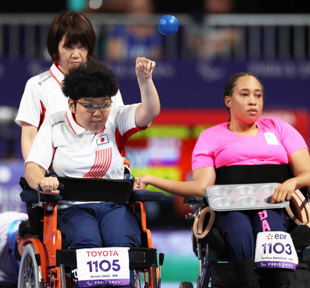 女子個人（脳性まひＢＣ１）３位決定戦でボールを投じる遠藤裕美（左）＝１日、パリ