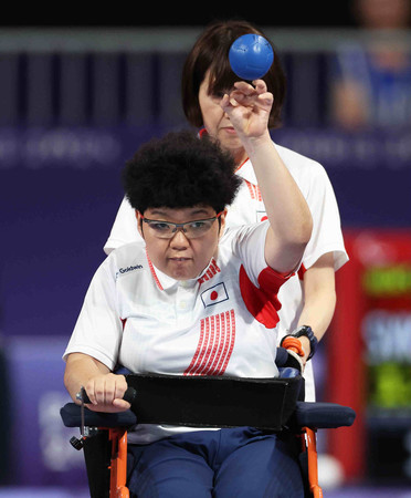 女子個人（脳性まひＢＣ１）３位決定戦でボールを投じる遠藤裕美＝１日、パリ