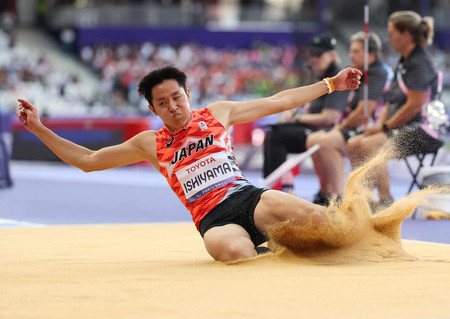 男子走り幅跳び（視覚障害Ｔ１２）決勝で着地する石山大輝＝２日、サンドニ