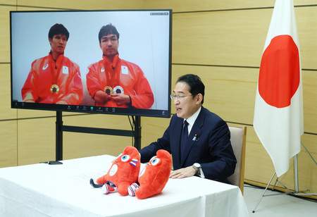 パリ・パラリンピックで金メダルを獲得した競泳の鈴木孝幸選手（モニター右）と木村敬一選手（同左）に祝意を伝える岸田文雄首相＝２日午後、首相官邸