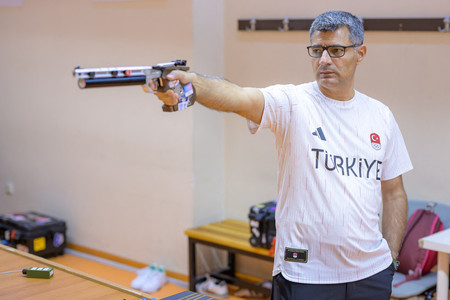 撮影に応じるユスフ・ディケッチさん。パリ五輪の射撃競技で独特のポーズが話題を集めた＝８月９日、アンカラ（ＡＦＰ時事）