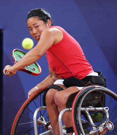 女子シングルス準々決勝でプレーする上地結衣＝３日、パリ