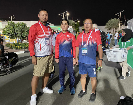 パラ陸上やり投げの高橋峻也選手（中央）と日本福祉大教授の三井利仁さん（右）＝２０１９年（三井さん提供）