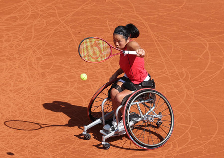 女子シングルス決勝、プレーする上地結衣＝６日、パリ