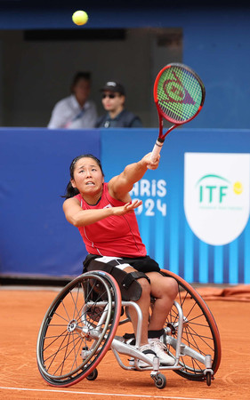 女子シングルス決勝、プレーする上地結衣＝６日、パリ