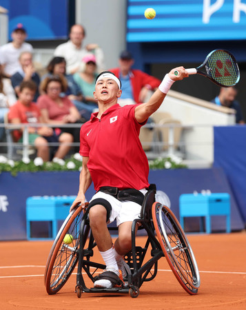 男子シングルス決勝でプレーする小田凱人＝７日、パリ