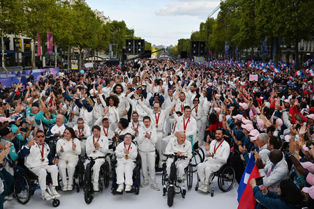 パリ五輪・パラリンピックのフランス代表選手や大会ボランティアらが参加してシャンゼリゼ通りで行われたパレード＝１４日、パリ（ＥＰＡ時事）