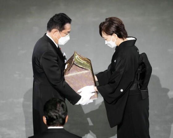 安倍晋三 元内閣総理大臣 国葬儀 案内状 ＆ 岸田文雄 元内閣総理大臣 名刺 mqdefault.jpg