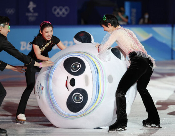 フラワーセレモニーで宇野昌磨に抱えられた「ビン・ドゥンドゥン