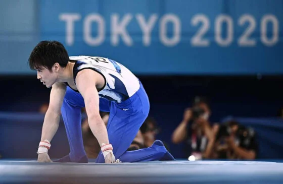 世界選手権の男子種目別決勝、鉄棒の演技を終え…：男子体操 内村