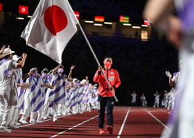 東京パラリンピック閉会式で、日の丸を持って歩く日本選手団旗手の岩渕幸洋＝２０２１年９月５日、東京・国立競技場（ＡＦＰ時事）