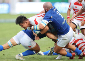イタリア戦の前半、突進を阻まれる姫野（中央）＝２６日、イタリア・トレビーゾ