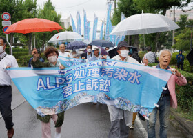 処理水放出差し止めを求めて提訴するため、福島地裁に向かう原告ら＝８日午後、福島市