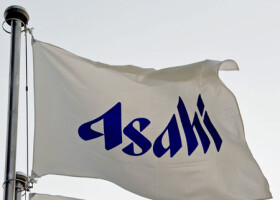 アサヒグループホールディングスの社旗（ＡＦＰ時事）