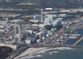 処理水の海洋放出が開始された東京電力福島第１原発＝８月２４日、福島県（時事通信チャーター機より）