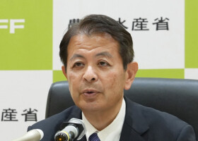 就任記者会見に臨む宮下一郎農林水産相＝１４日午前、東京・霞が関の農林水産省