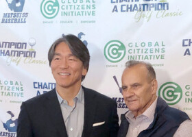慈善イベントで元ヤンキース監督のジョー・トーリ氏（右）と再会した松井秀喜さん＝１８日、米コネティカット州