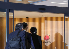 損害保険ジャパン本社へ立ち入り検査に入る金融庁の職員ら＝１９日午前、東京都新宿区