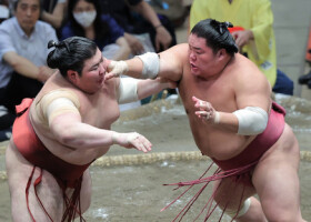 熱海富士（左）を攻める大栄翔＝２１日、東京・両国国技館