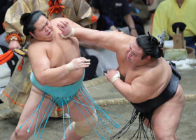 琴ノ若（左）を攻める貴景勝＝２１日、東京・両国国技館