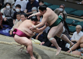 御嶽海（左）は佐田の海を押し出しで下す＝２１日、東京・両国国技館