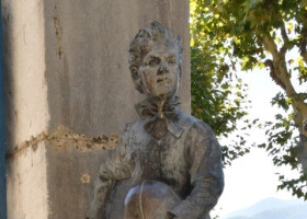 フランス南東部マントンの墓地の門前に建てられたラグビーの「発明者」ウィリアム・ウェブ・エリスの像＝１９日