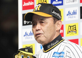 １８年ぶりのリーグ優勝を決め、インタビューに答える阪神の岡田彰布監督＝９月１４日、甲子園