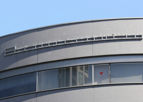 「ＳＭＩＬＥ―ＵＰ．」（スマイルアップ、旧ジャニーズ事務所）の本社ビル＝東京都港区